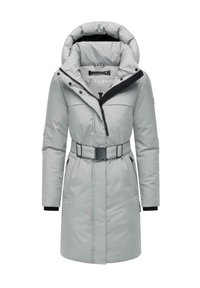 Lysegrå polstret jakke med bælte i taljen, høj krave og stor hætte. Har lynlåslukning og sidelommer med sorte detaljer.