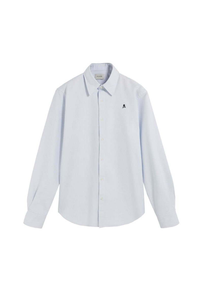 Camisa de botón de manga larga de color azul claro con cuello y pequeño logo de calavera y huesos cruzados en el lado izquierdo del pecho.