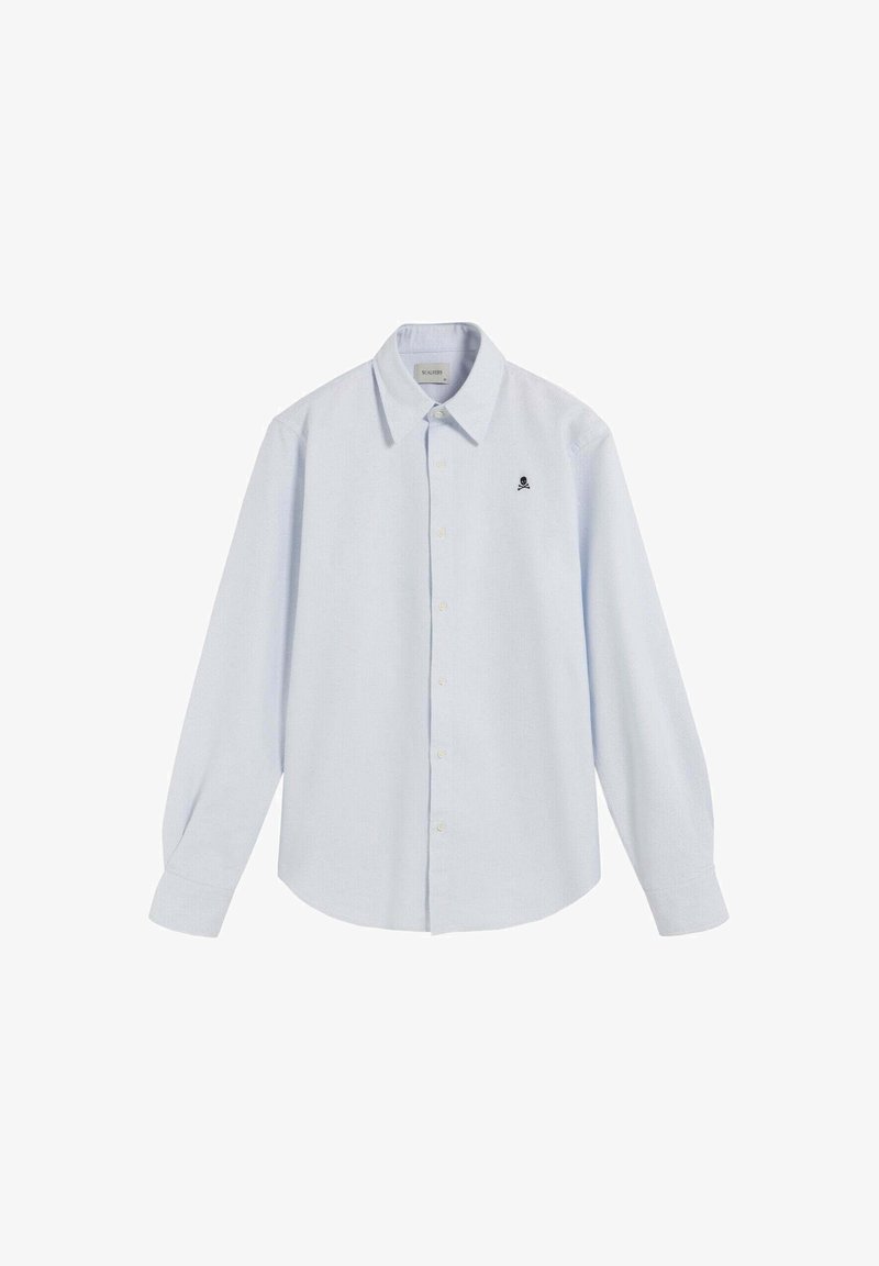 Camisa de botón de manga larga de color azul claro con cuello y pequeño logo de calavera y huesos cruzados en el lado izquierdo del pecho.