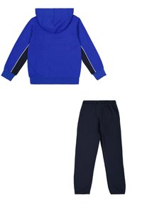 Sudadera azul con capucha y acentos laterales negros, combinada con pantalones jogger negros de cintura elástica. Ambos hechos de una tela suave.