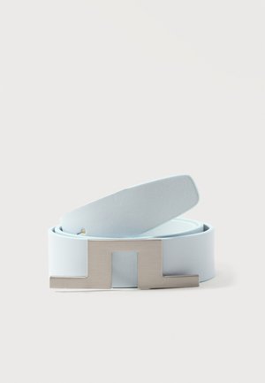 Φωτεινή γαλάζια δερμάτινη ζώνη, τυλιγμένη, με ορθογώνια ασημένια μεταλλική πόρπη που διαθέτει ορθογώνιο άνοιγμα στο κέντρο.