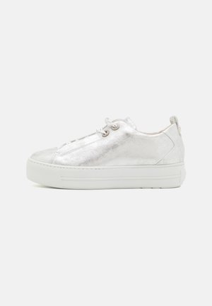 Weißer Sneaker in niedriger Ausführung mit dicker Sohle, weißen Schnürsenkeln und metallisch silbernem Obermaterial, seitlich auf einem schlichten Hintergrund dargestellt.