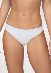 Perizoma bianco realizzato in tessuto morbido, con un design minimalista, che presenta un'ampia fascia in vita e bordi senza cuciture per il massimo comfort.