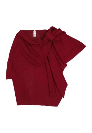 Tiefroter Strickschal mit einer übergroßen Schleifendetail auf einer Schulter, flach auf weißem Hintergrund dargestellt.