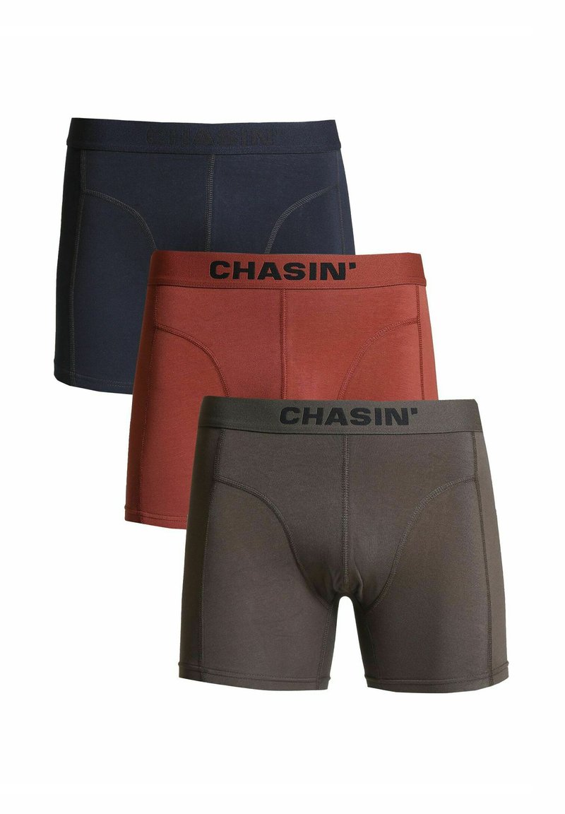 Drei Paare Chasin' Boxershorts in Marineblau, Rost und Dunkelgrau. Der Stoff ist weich und passt eng an, mit einem schwarzen Logo-Bund.
