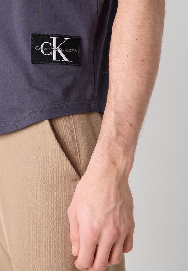 BADGE TURN UP SLEEVE - Basic T-shirt - india ink3