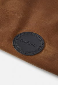 Barbour WAX DOG COAT - Egyéb tartozékok - tan