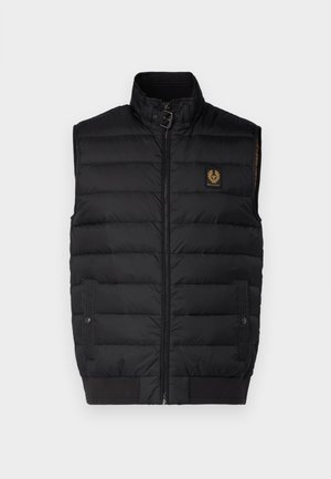 Svart vadderad väst med hög krage, frontdragkedja, två fickor och en logopatch. Har en slät ytstruktur och ett quiltat mönster.