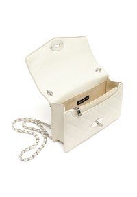 Borsa a tracolla in similpelle bianca trapuntata con catena argentata, chiusura a scatto e tasca interna. Interno foderato con etichetta del brand.
