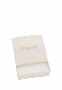 Scatola quadrata di colore rosa chiaro con una superficie liscia e testo dorato in rilievo "amor" sul coperchio. L'interno è rivestito con un morbido materiale bianco.