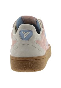 Sneaker in suede rosa e bianco con dettagli blu, suola in gomma testurizzata e un logo prominente sul tallone. Design classico a basse.