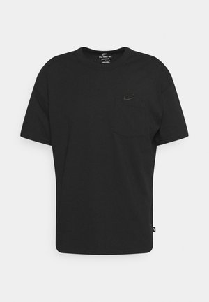 Czarna, bawełniana koszulka z krótkim rękawem i okrągłym dekoltem, z małym wytłoczonym logo Nike nad lewą kieszenią na piersi.