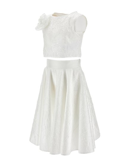 Hvid, tekstureret crop-top uden ærmer med blomsterdetalje, kombineret med matchende, højtaljet, fuld midi-nederdel med sidelås.