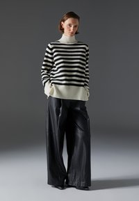 Zign Studio WOOL JUMPER - Džemperis - sand/black