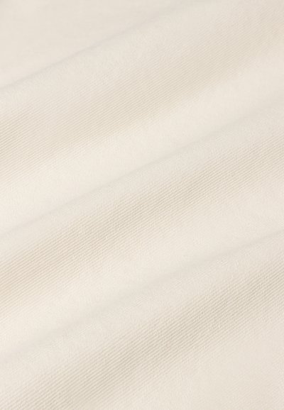 Campioni di tessuto in crema chiaro, caratterizzati da una trama liscia e leggermente strutturata con linee diagonali, che mostrano una morbida tonalità neutra.