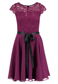 Robe violette jusqu'aux genoux avec un corsage en dentelle et paillettes, manches courtes, jupe en chiffon évasée, et un ruban en satin noir noué à la taille.