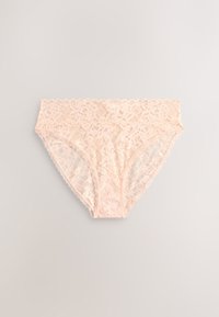 Sous-vêtements féminins en dentelle rose clair avec motif floral et ceinture festonnée, posés à plat sur un fond clair.