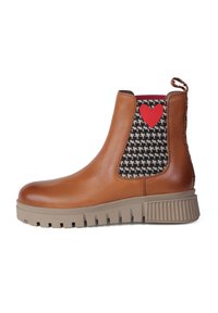 Brązowe skórzane botki za kostkę z panneau elastycznym w wzór houndstooth, akcentem w kształcie czerwonego serca, osadzoną beżową podeszwą i pętelką na pięcie.
