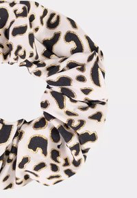 Scrunchie w leopardzim printem w kolorze kremowym z czarnymi plamami i złotymi akcentami. Miękka tkanina z zebranym wzorem, idealna do stylizacji włosów.
