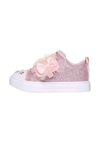 Zapatillas con brillantina rosa y suela de goma blanca, que presentan un gran lazo rosa y acentos de tul. Patrones de estrellas en la zona de los dedos.