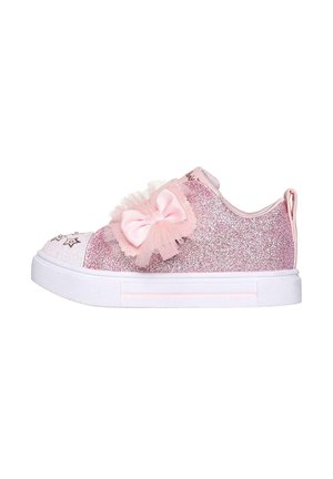 Zapatillas con brillantina rosa y suela de goma blanca, que presentan un gran lazo rosa y acentos de tul. Patrones de estrellas en la zona de los dedos.