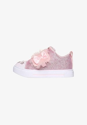 Zapatillas con brillantina rosa y suela de goma blanca, que presentan un gran lazo rosa y acentos de tul. Patrones de estrellas en la zona de los dedos.