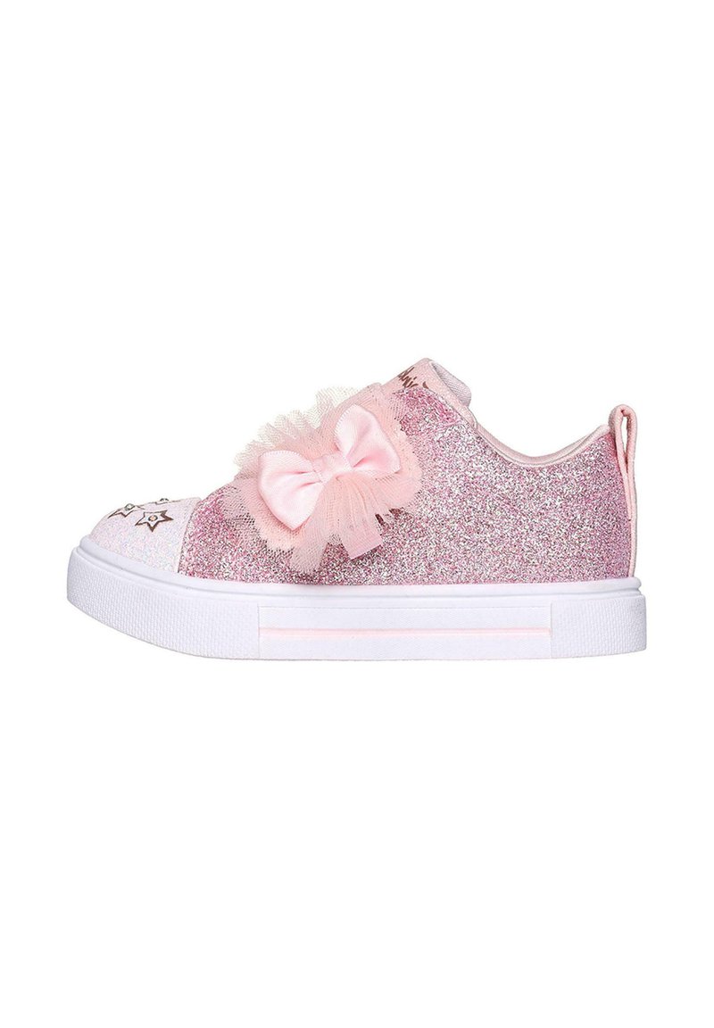 Zapatillas con brillantina rosa y suela de goma blanca, que presentan un gran lazo rosa y acentos de tul. Patrones de estrellas en la zona de los dedos.