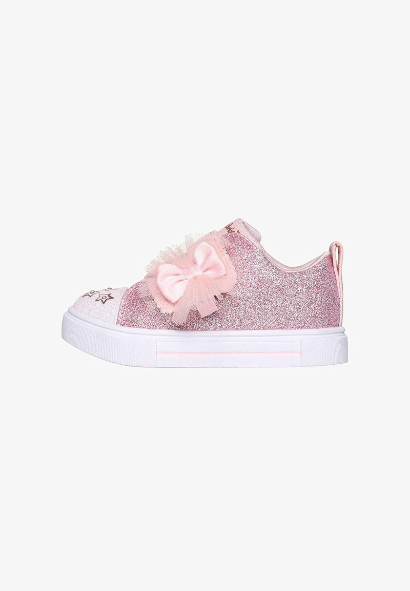Zapatillas con brillantina rosa y suela de goma blanca, que presentan un gran lazo rosa y acentos de tul. Patrones de estrellas en la zona de los dedos.