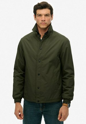 Veste vert olive avec un col haut, une fermeture à boutons et des poignets élastiques. Matière légère avec deux poches latérales et une texture lisse.