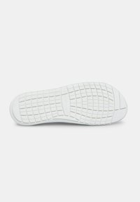 Semelle de chaussure en caoutchouc blanc avec un motif de grip texturé, présentant des carrés surélevés et des bords arrondis, conçue pour l'adhérence et la durabilité.