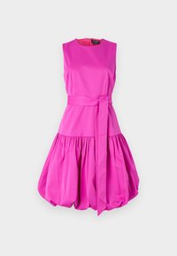 Růžové bezramínkové šaty s kulatým výstřihem, přiléhavým pasem a objemnou sklady sukní. Mají opasek na zavázání a hladkou texturu látky.