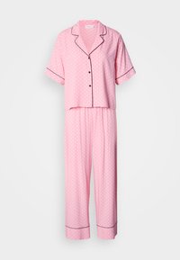 Σετ πιτζάμες με ροζ πουά, που περιλαμβάνει κοντομάνικο πουκάμισο με κουμπιά και παντελόνι με ελαστική μέση· διαθέτει μαύρη επένδυση στις άκρες.