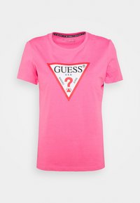 Lyserød bomulds t-shirt med korte ærmer, der har et trekantet sort og rødt grafisk logo i midten. Klassisk crew neck design.