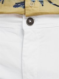Witte broek met een zichtbare knoop en ritssluiting bij de taille, gecombineerd met een geel en blauw gestreept shirt met een kraag.