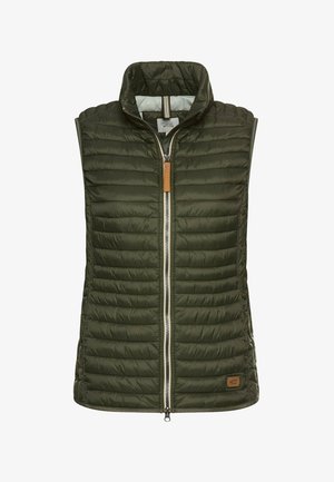 Olivenfarvet ærmeløs puffy vest med quiltet mønster, lynlås foran, høj krave og brandet læderdetalje nær sømmen.