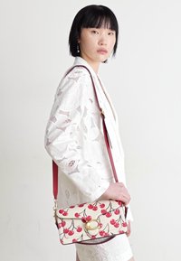 COACH CHERRY TABBY SHOULDER BAG - Håndtasker - chalk multi