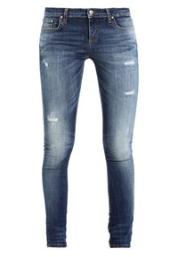 Jeans de mezclilla ajustados en azul medio, con detalles desgastados y parches deshilachados. Diseño clásico de cinco bolsillos y bucles para cinturón en la cintura.