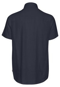 Camisa de manga corta, en un tono azul marino oscuro, hecha de lino con un cuello clásico, que presenta un dobladillo recto y un pequeño detalle de etiqueta lateral.