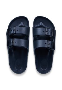 Granatowe sandały wykonane z teksturowanego plastiku z dwoma regulowanymi czarnymi klamrami, posiadające profilowaną wkładkę i gładką wewnętrzną powierzchnię.
