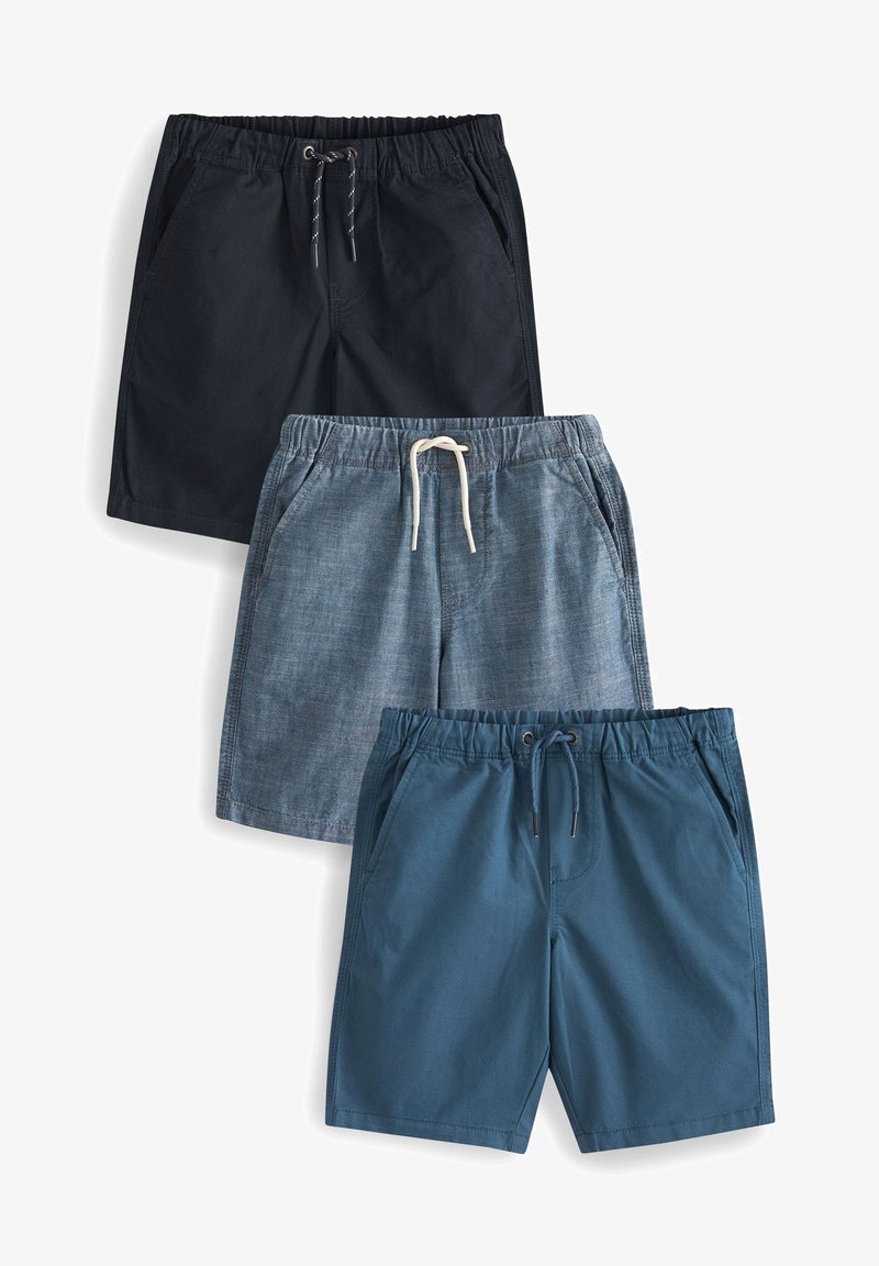 Trois paires de shorts : la paire du dessus en noir uni, celle du milieu avec un motif en denim, et celle du bas en teal. Toutes disposent de ceintures élastiques et de poches latérales.