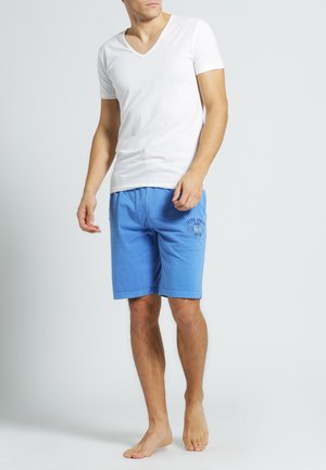 Witte v-hals t-shirt gecombineerd met blauwe katoenen shorts met een klein printje op de linker dij, relaxte pasvorm en een zachte textuur.