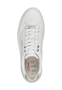 Sneaker bianco con lacci, realizzato in pelle liscia, punta rinforzata e fodera grigia morbida. Presenta leggere perforazioni e un marchio all'interno.