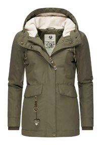 Giacca verde oliva con fodera interna morbida, zip frontale, cappuccio regolabile, due tasche anteriori e dettaglio a forma di cuore come portachiavi.