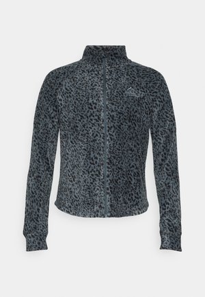 Jakkesett med leopardmønster i mørkegrå fleece; har høyt krage og lange ermer. Liten logo på øvre venstre side.