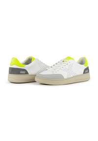 Sneakers bianchi con tomaia in pelle liscia, dettagli in suede grigio, linguetta sul tallone in neon verde, design perforato e suola in gomma testurizzata.