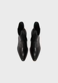 Botine negre din piele, cu vârful ascuțit, decupaje curbate pe laterale și închidere cu fermoar; textură netedă, design minimalist și fără modele vizibile.