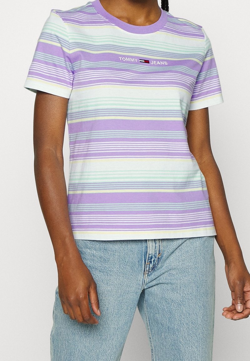 Leichtes Baumwoll-T-Shirt mit horizontalen Streifen inLavendel, Mint und blassgelb. Rundhalsausschnitt mit gesticktem Logo auf der Brust.