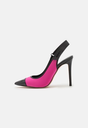 Naisten korkokengän slingback-malli, jossa on terävä kärki, vaaleanpunainen runko, musta kärjen kansi ja korko sekä merkitty musta nauha.