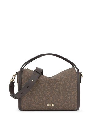 Bolso de mano marrón con estampado, correa de hombro ajustable en marrón oscuro y logo "TOUS" dorado en el frente, herrajes en tono dorado y cierre de cremallera.