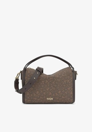 Braune Handtasche mit Muster, verstellbarem dunkelbraunem Schulterriemen, goldfarbenem "TOUS"-Logo vorne, goldfarbenen Beschlägen und Reißverschluss.